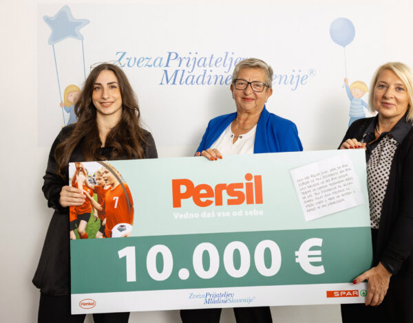 Z leve: Alma Tursunović, vodja ključnih kupcev blagovne znamke Henkel Consumer Brands, Breda Krašna, generalna sekretarka ZPMS (v sredini) in Jožica Brankovič, regionalna vodja Spar Slovenija.